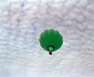 822482 Afbeelding van een heteluchtballon, opgestegen vanuit het Wilhelminapark te Utrecht, met daarin o.a. ...